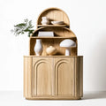 Aparador con estantes curvos y puertas arqueadas - beige